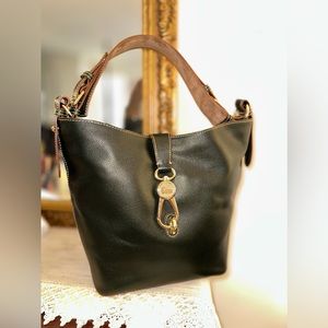 Dooney & Bourke Logo lock Toscana Lilly Bucket Pebble Leather in Forest green.